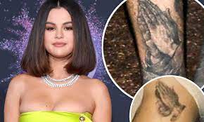 But jelena fans are convinced bieber gave one last hat tip to gomez with his rose. Revealed Selena Gomez S New Thigh Tattoo Looks Just Like Ex Justin Bieber S Praying Hands Ankle Ink Daily Mail Online
