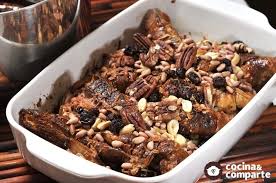 Tostar el pan poner a cocer los piloncillos. Receta Capirotada Cyc