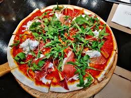 Pizza so great, you'll scrape your plate! Pizza With Parma Ham Rocket Salad And Cream Cheese Picture Of Wine Connection Deli The Paseo Latkrabang Bangkok Tripadvisor
