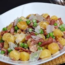 Gnocchi Rissoles Aux Petits Pois Lardons Fumes Et Noix Recette Lardon Recette Gnocchi Petit Pois Lardon