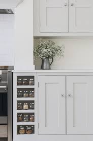This Bright Open Plan Family Kitchen In London Has A Contemporary Shaker Style Will Crisp Colours And Kitchen Paint Farrow And Ball Kitchen Sustainable Kitchen