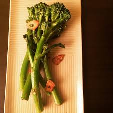 好きな野菜ランキングつけたら上位に食い込む スティックセニョール ずっと長いブロッコリーって呼んでいたから こんな高貴な名前だと知って少し距離を感じました 茎が甘くて さっと蒸すととてもおいしい 今夜は オリーブオイル にんにく アンチョビでじゅ