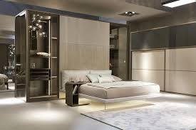 In questa stanza un'intera parete lineare è destinata al guardaroba. Idee Per La Zona Notte Cabina Armadio Alle Spalle Del Letto