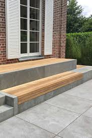 Terrasse Und Sitzbank Aus Holz Und Beton Aus Beton Holz Sitzbank Terrasse Und In 2020 Terrace Garden Modern Garden Outdoor Gardens