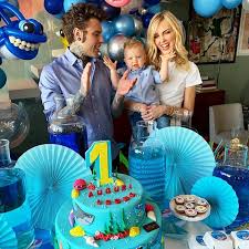 Irrumpieron en su habitación y desataron un show con los regalos. Fiestas De Cumpleanos De Los Hijos De Los Famosos