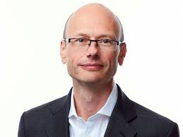 Paul Burton, the brilliant scientist of the Moderna laboratory: “Facing  COVID we still have a long way to go”