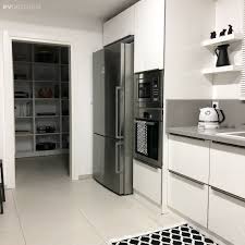 Bu Acik Konsept Mutfak Ve Oturma Alani Modern Stili Ile Goz Doldururken Kullanisli Planiyla Da Yasanasi Bir Ortam Olusturuyor Ev Gezmesi Modern Mutfak Tasarimi Ic Tasarim Mutfak Cagdas Mutfak