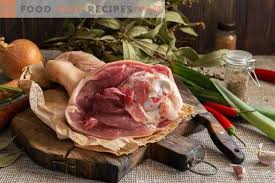 Sekba è un indonesiano cinese maiale frattaglie in umido in lieve di. Insalata Di Gelatina E Carne 2 Piatti Da 1 Stinco Di Maiale