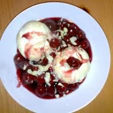 Vanilleeis Mit Heissen Kirschen Und Mandelblattchen Rezept Vanilleeis Heisse Kirschen Eis Selber Machen Rezept