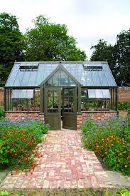 As a result, there are numerous wonderful ideas for building green houses that are not only easy, but fun for the entire family. Ein Expertenhandbuch Auf Den Aufbau Der Gewachshauser In 2020 Backyard Greenhouse Modern Greenhouses Victorian Greenhouses