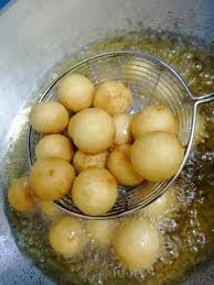 Untuk video kali ini saya menggunakan santan untuk menghasilkan tektur cucur yang lembut dan di bahagian dalam, manakala garing di. Resipi Cucur Manis Viral Yang Rangup Lembut Guna 4 Bahan Jer Senang Nak Buat Comel Pula Tu Pasti Anak Anak Suka Ni Keluarga