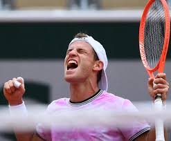 El argentino diego schwartzman, 'peque', entró en el top10 de la clasificación mundial, en el puesto 8, tras haber alcanzado las semifinales de roland además de la entrada de schwartzman, entre los diez primeros el griego stefanos tsitsipas gana un puesto para ser quinto en detrimento del ruso. Schwartzman Vencio A Struff Y Esta En Cuartos De Roland Garros