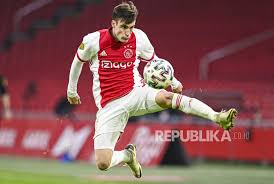 It is between ajax, of amsterdam and psv, from eindhoven and is highly contested. Duel Ajax Vs Psv Berakhir Imbang Republika Online
