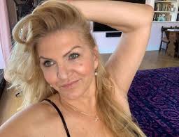 Po maturitě odešla do prahy, posléze začala studovat scenáristiku na famu. Zn9bznhfaehdhm