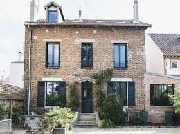 Visite D Une Grande Maison De Famille Qui Cache Bien Son Jeu Elle Decoration Maison En Brique Maison De Famille Grandes Maisons