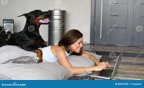 Mujer coje con un perro