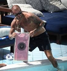Eduardo arménio do nascimento cabrita (barreiro, 26 september 1961) is a portuguese legal professional and politician, acting as minister assistant in the cabinet of prime minister antónio costa. Calha A Todos Ate O Jeitoso David Beckham Esta A Ficar Careca Mundo Flash