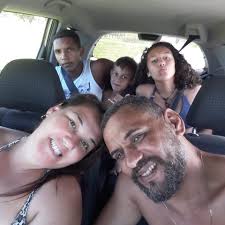 Na favela moram pessoas, com nomes e histórias próprias. Na favela também  tem trabalho, família, cultura e poesia viva. Cada viela, cada rua, cada  canto guarda o dia a dia de pessoas