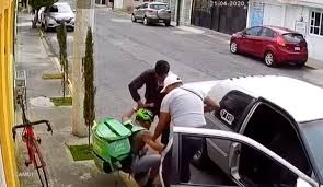 Video Asaltan De Manera Violenta A Repartidor De Uber Eats En Toluca Ordenador Politico You can download 501*650 of uber eats logo now. repartidor de uber eats en toluca