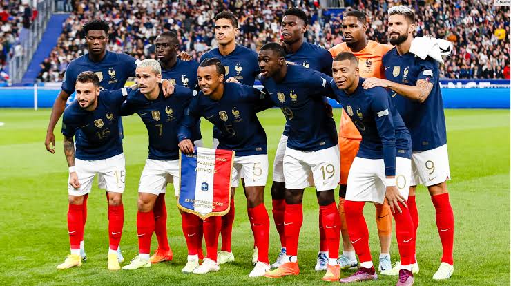 Didier Deschamps và 25 cầu thủ Pháp bảo vệ ngôi vô địch World Cup - Báo  Người Lao Động