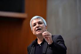 Ma per liberarci dai fantasmi e dai feticci di un mondo che strumentalizza la vita, mercifica il lavoro, distrugge la socialità. Nichi Vendola Colpito Da Infarto Come Sta