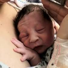 La mejor bienvenida al mundo, directo al pecho y los brazos de mamá 💕,  Mamá da calor, amor, protección y alimento, es el hábitat natural de bebé ,  ., ., Bienvenido al mundo Alejandro 🤗 felicidades a ...