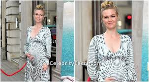 Mother To Be Julia Stiles Flaunts Baby Bump During An Event Julia Stiles Pregnant Julia Stiles Pregnant Belly