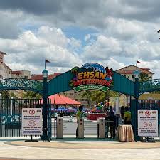 Terdapat pelbagai jenis kemudahan dan permainan air seperti sungai malas sepanjang 350 meter, kolam pasir, air pancut interaktif dan gelongsor air. Ehsan Water Park Tarikan Terkini Di Port Dickson Ben Ashaari