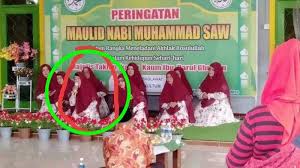 Harta yang mereka tinggalkan ketika mereka meninggal dunia menjadi sedekah, bukan harta yang diwariskan. Pandu Ibu Ibu Baca Shalawat Di Peringatan Maulid Nabi 2018 Wanita Ini Lemas Lalu Meninggal Dunia Tribunstyle Com