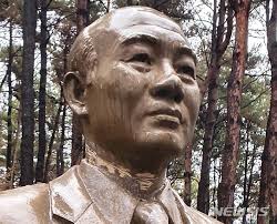 대한민국 현대사를 관통하는 사건들의 중심에 서. ì „ë'í™˜ ë™ìƒ ëª© ì ˆë‹¨ ê°€ì ¸ê°€ë ¤ í–ˆë‹¤ ì‡ í†±ìœ¼ë¡œ ìžë¥¸ 50ëŒ€ ë‰´ìŠ¤ ë™ì•„ë‹·ì»´