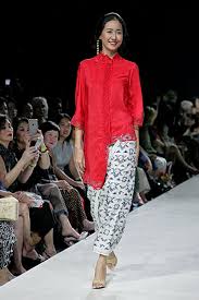 Kursus online berikutnya untuk yang tertarik belajar desain baju dengan serius nih, genk, tapi tidak punya waktu untuk datang ke sekolah. Gaya Etnik Modern Di Hari Kartini