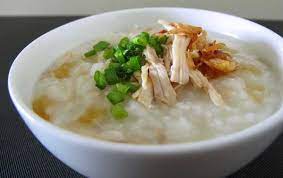 Sup yang dimasak bersama ceker ayam membuat rasa kaldunya makin menggoyang lidah. Kalori Bubur Ayam