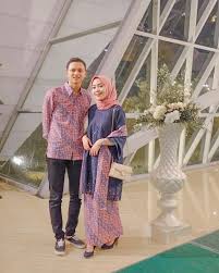 Ibu guru memberitahukan bahwa kami harus menyelesaikan soal ujian dalam waktu satu jam. 30 Model Kebaya Couple Modern Terbaru Kondangan