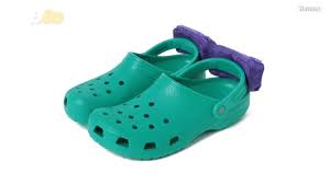 Post malone is making crocs cool again â€ that is, if selling out in 10 minutes qualifies the foam clogs for praise. Post Malone Gifts Frontline Hospital Workers His Sold Out Crocs King5 Com