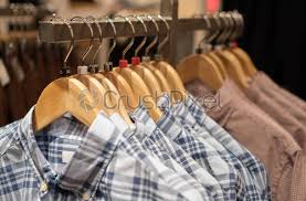 Für weitere informationen klicken sie auf den gewünschten link in der. Mann Kauft Tracht Oder Dirndl In Einem Laden Foto Vorratig Crushpixel