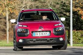 Juke iç hacim konusunda başarısız ve malzeme kalitesi düşük. Essai Comparatif Le Citroen C4 Cactus 2015 Defie Le Peugeot 2008
