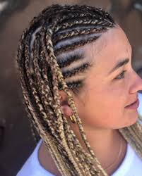 ✨Fulani braids ✨ es un tipo de trenzado en el cual se combinan diferentes  técnicas para su realización, en la parte superior se realiza un diseño,  pueden tener uno de referencia o