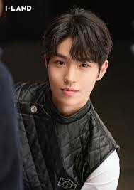 Seon Choi's Instagram, Twitter & Facebook