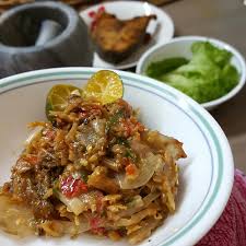 Di malaysia, ia turut mengandungi kacang, ikan bilis, kentang, tempe dan kepingan soya kering yang dimasak dengan kicap soya. Tumbuk Tumbuk Dah Siap Sambal Totok Jawa Pedas Memukau Gaya Hidup Cari Infonet