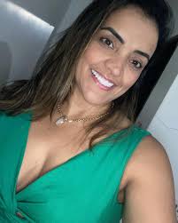 Tenho sonhos adolescentes Mas as costas doem Sou jovem pra ser velha E  velha pra ser jovem Tenho discos de 87 e de 2009 Sou jovem pra ser velha E  velha pra