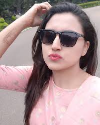 बाहारों फूल बरसाओ, मेरा मेहबूब आया है 🌸🍁 Wearing ~@showoffclothes