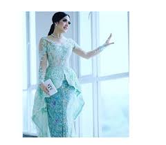 Entdecke neue styles für deinen kleiderschrank. 25 Aneka Model Kebaya Brokat Modern Untuk Perempuan Bertubuh Mungil Updated Bukareview