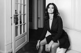 Στην αγαπημένη της γειτονιά, την πλάκα βρέθηκε η δωροθέα μερκούρη, μιλώντας για την ομορφιά η ηθοποιός είπε ότι έχει συμβιβαστεί με τις ρυτίδες, δέχεται ότι μεγαλώνει καθώς και τις αλλαγές που. Ypodexomaste To 8hlyko 2020 Me Thn Iereia Dwro8ea Merkoyrh Andro