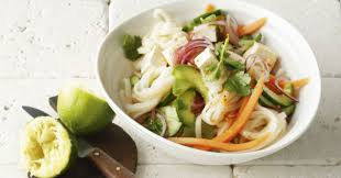 Dieser Leichte Salat Ist Genau Das Richtige Fur Heisse Sommertage Mit Allen Farben Die Die Jahreszeit So Zu Bieten Hat Reisnudelsalat Nudelsalat Salat