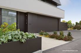 Moderne Garagentore Lindpointner Sektionaltor Bauseitige Verkleidung Dunkel Grau Garagentor Moderne Garagentore Garagentore