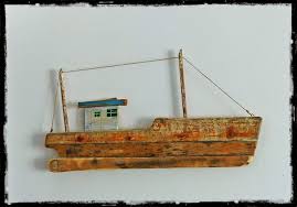 Bateau De Peche En Bois Flotte Driftwood Fishing Boat Wood Block Crafts Driftwood Crafts Driftwood Projects