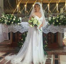 Laura cosoi a fost surprinsă de reporterii de la kanal d la proba pentru rochia de mireasă. Laura Cosoi O Mireasa Desprinsa Din Povesti Rochia A Avut 10 000 De Cristale Swarovski Stirileprotv Ro