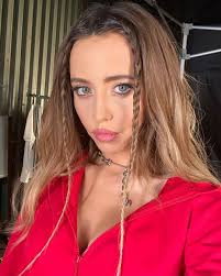 Dorofeeva сольный проект нади дорофеевой она живет и творит не ради однодневных заголовков. Modnoe Plate Na Leto 2020 Pokazyvaet Nadya Dorofeeva Cosmo Com Ua