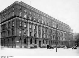 Dresdner bank (heilbronn) das gebäude der dresdner bank in heilbronn in der kaiserstraße 37 an der ecke zur allee wurde 1952 bis 1955 von paul schmitthenner erbaut und steht „als wichtiges dokument der wiederaufnahme des für die stuttgarter schule typischen barockisierenden heimatstils aus der vorkriegszeit unter denkmalschutz. Dresdner Bank