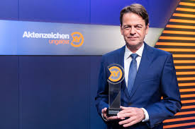 Cast and credits of aktenzeichen xy. Horst Seehofer Vergibt Xy Preis 2020 In Der Zdf Sendung Aktenzeichen Xy Ungelost Presseportal